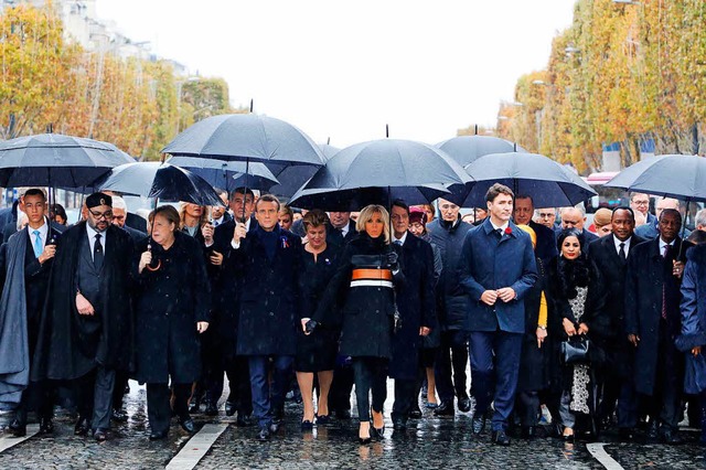Auf dem Marsch ber die Champs-lyses...kel, Macron und viele andere Politiker  | Foto: dpa