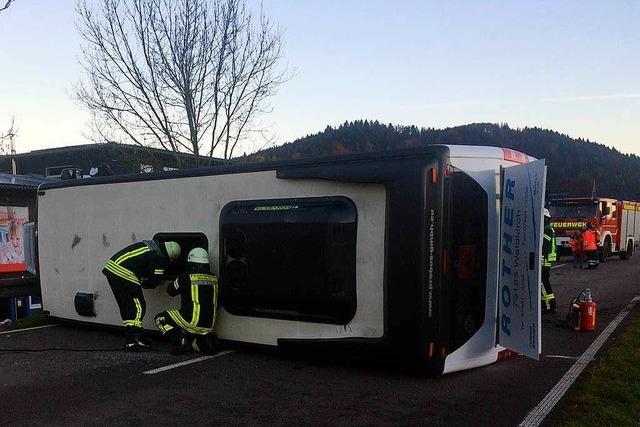 Sperrung bei Gutach aufgehoben – Schulbus mit geplatztem Reifen kollidiert auf der B 294 mit Auto und kippt um