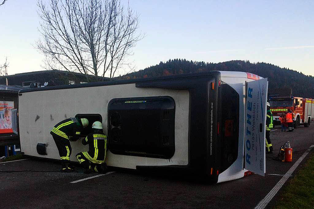 Sperrung Bei Gutach Aufgehoben – Schulbus Mit Geplatztem Reifen ...