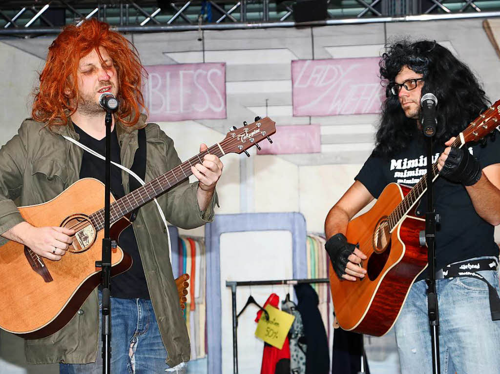 Die Straenmusiker Felix Schle (links) und Alex Bernhart hatten zu den Plnen eines Einkaufszentrums auf dem Studerareal einen kernig kritischen Song parat.
