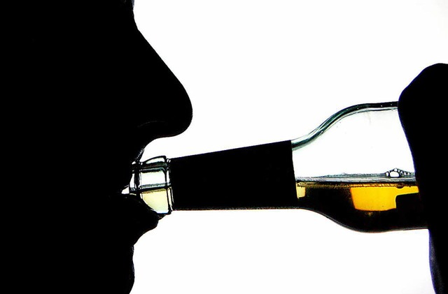 Alkoholabhngige sind zweieinhalb Mal hufiger krankgemeldet.  | Foto: dpa