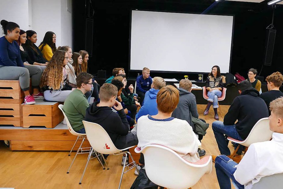 Die Klasse ist da. Die Autorin María Cecilia Barbetta begrüßt und stellt sich vor. (Foto: Stephanie Streif) Die Klasse ist da. Die Autorin María Cecilia Barbetta begrüßt und stellt sich vor. (Foto: Stephanie Streif)