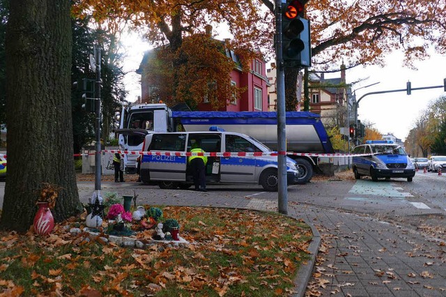 Der Unfallort Grabenallee, Ecke Zhrin...ragischen Tod einer dreifachen Mutter.  | Foto: Ralf Burgmaier