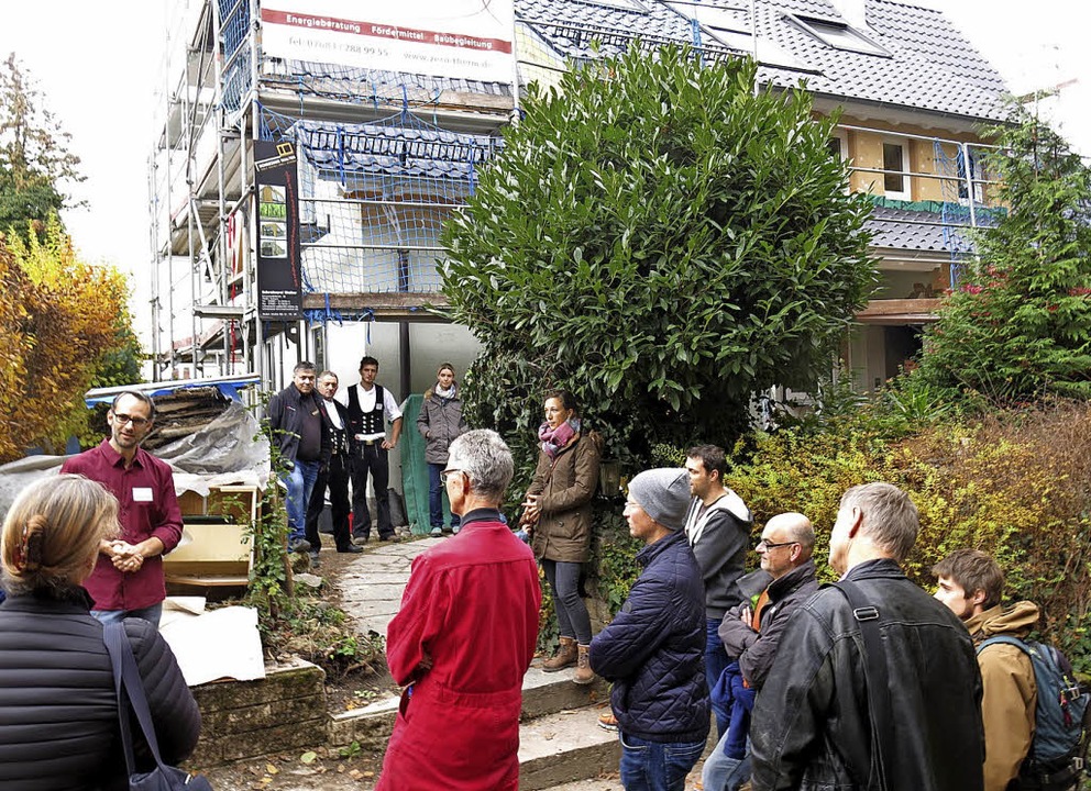 Fhrung durch Baustelle eines Sanierun...t und Klimaschutzmanager Armin Bobsien  | Foto: Georg Vo