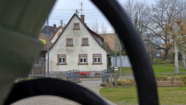 Das Haus Bischoff hat noch ein Dach, s...der Dachform gibt es keine Einigung.    | Foto: Max Schuler