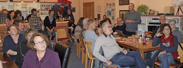 Infoabend zum Gasthausprojekt in Malsb...Thomas Fricke (im Hintergrund stehend)  | Foto: Rolf-Dieter Kanmacher