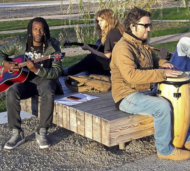 Eine Momentaufnahme am Sonntag: Junge Mnner machen im Seepark Musik.   | Foto: C. Kramberg