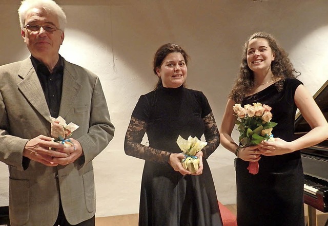 Mit ihren virtuosen Klavierdarbietunge...ina Cveigoren (Mitte) und Ada Heinke.   | Foto: Bianca Fliere