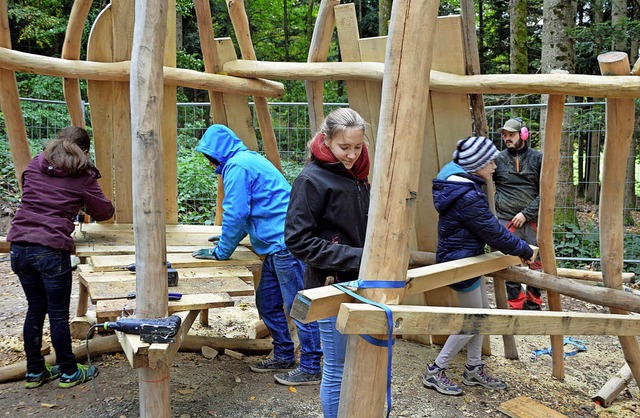 Krftig legten  vier junge Helfer Hand...elplatz in Kirchzarten  zu errichten.   | Foto: Gerhard Lck