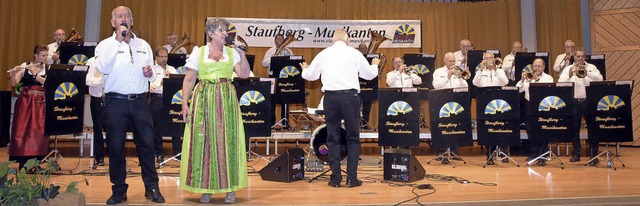 Die Staufberg-Musikanten mit Dirigent ... Ulli Morgeneck und Bernadette Huber.   | Foto: Stefan Pichler