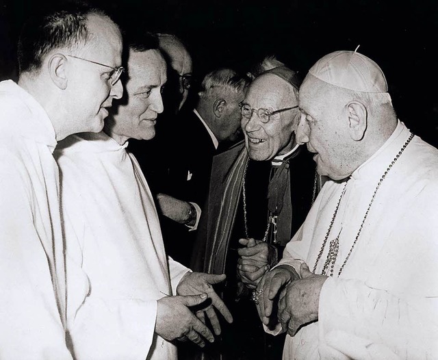 Treffen beim Konzil: Papst Johannes XX...r Bruder Roger Schutz (zweiter v. l.).  | Foto: kna