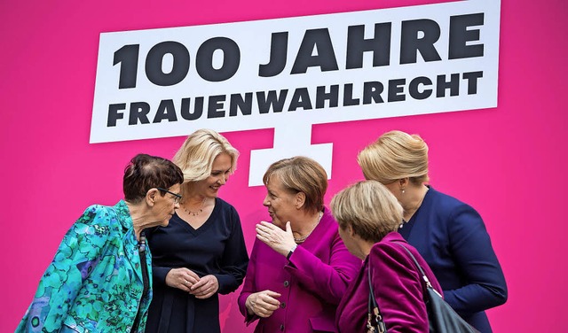 Kanzlerin Angela Merkel (Mitte) unterh...amilienministerin  Franziska Giffey.    | Foto: dpa