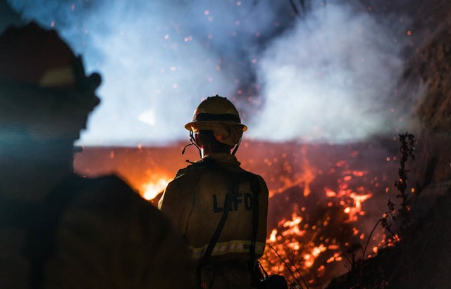 Mehr als 8000 Feuerwehrleute kmpfen in Kalifornien gegen die Flammen.   | Foto: dpa