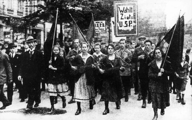 Die Aufnahme aus dem Jahr 1919 zeigt e...das Wahlrecht fr  Frauen eingefhrt.   | Foto: DPA