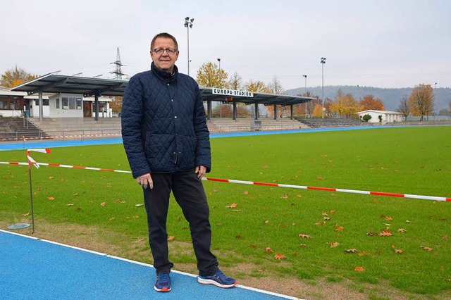 Der Vorsitzende des Stadtsportausschus... vor dem jungen Rasen im Europastadion  | Foto: Horatio Gollin