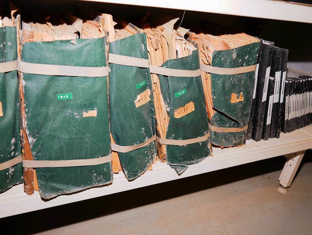Schimmel auf den Einbnden im Keller: ...uchtigkeit gefhrdet uralte Dokumente.  | Foto: Eva Korinth