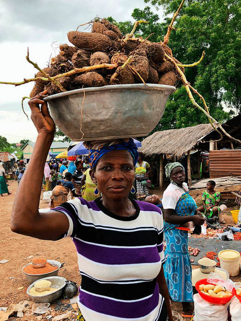 Frau mit Yams-Wurzeln auf dem Markt:Bei einer Reise durch Togo ergeben sich viele Begegnungen mit denMenschen.