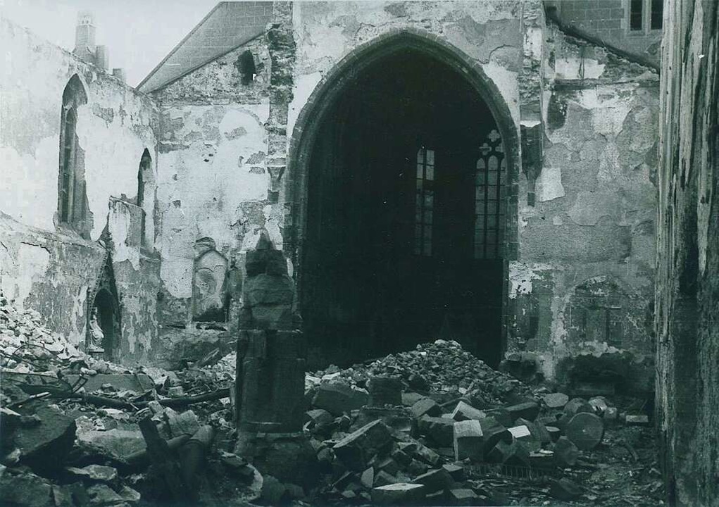 Die Ruine des Langhauses mit Blick zum Chor auf einer Aufnahme von 1944/45.  | Foto: Augustinermuseum