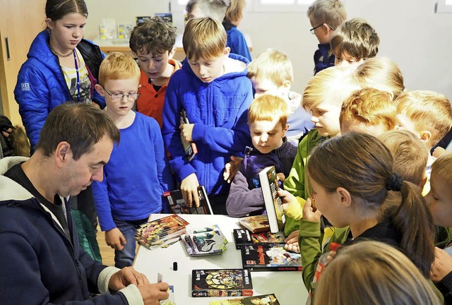 Jede Menge Autogramme schrieb Boris Pfeiffer im Anschluss an seine Lesung.  | Foto: Jutta Geiger