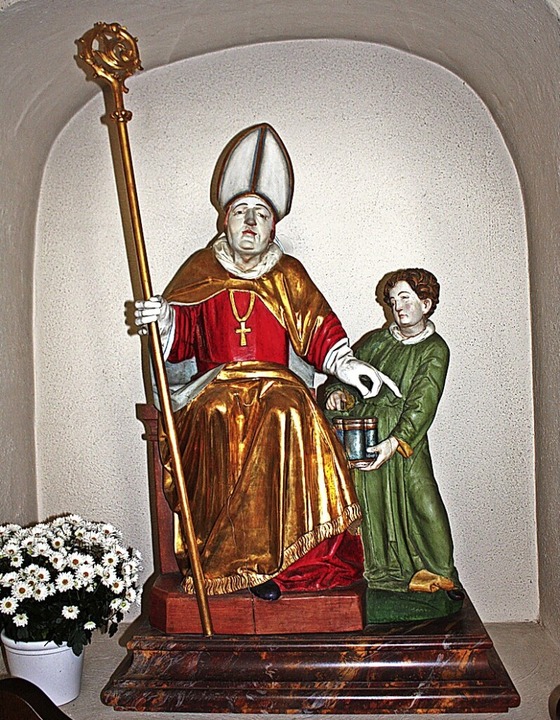 Der heilige Remigius in figürlicher Darstellung in der Pfarrkirche von Heuweiler  | Foto: Gabriele Fässler