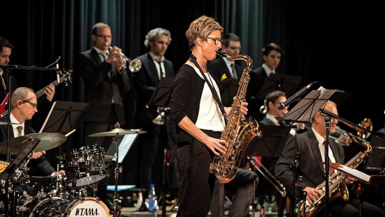Das Konzert war gespickt mit vielen So... von Sonja Hofmeier am Tenorsaxophon.   | Foto: Wolfgang Scheu