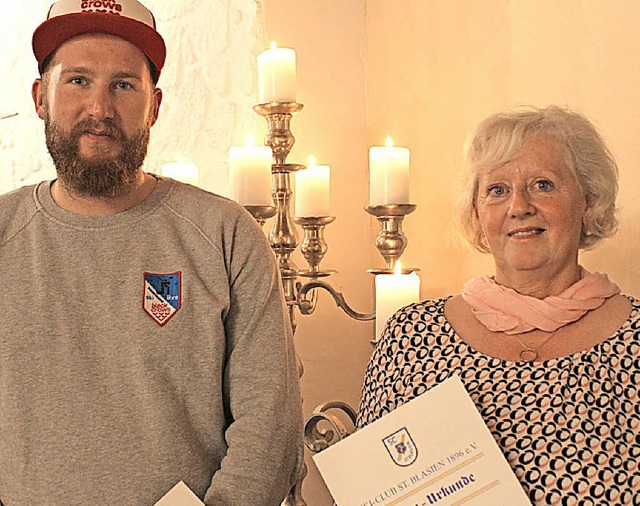 Tobias Berger und Heidi Becker sind seit 25 Jahren Skiclub-Mitglieder.   | Foto: Liebwein