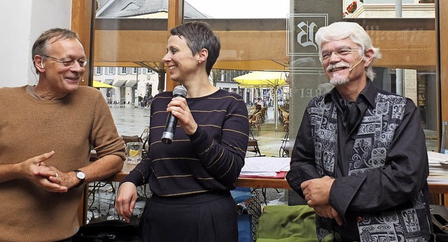 Walle Sayer (links), Claudia Gabler, Markus Manfred Jung in der Bar Drei Knig  | Foto: Martina David-Wenk