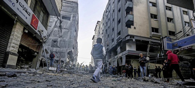 Palstinenser betrachten die Schden a...uden nach israelischen Luftangriffen.  | Foto: dpa