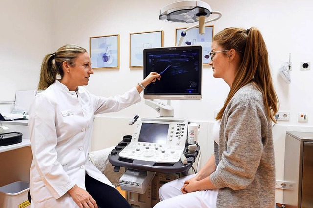 Oberrztin Thalia Erbes (links) ist Le... Hier erklrt sie ein Ultraschallbild.  | Foto: Thomas Kunz