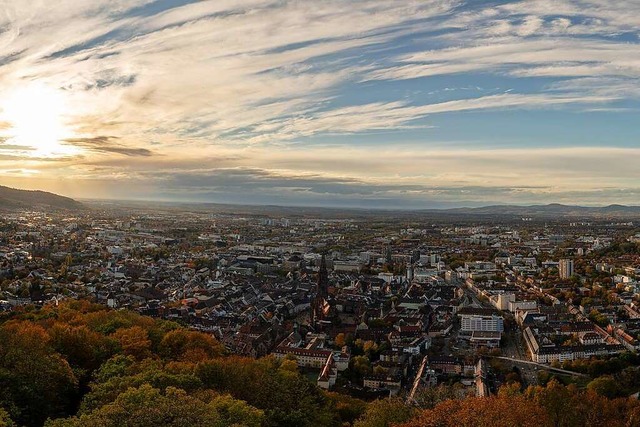 Panoramablick auf Freiburg vom Schlossbergturm  | Foto: Michael Guess