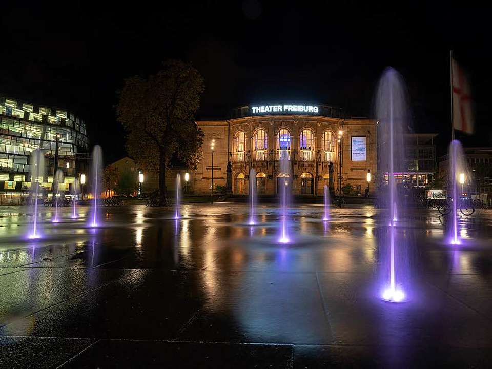 Fontänen am Platz der Alten Synagoge mit Blick auf die UB und das Stadttheater  | Foto: Michael Guess