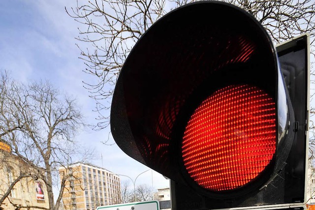 Vermutlich hat eine Autofahrerin das Rotlicht der Ampel bersehen (Symbolfoto).   | Foto: Ingo schneider