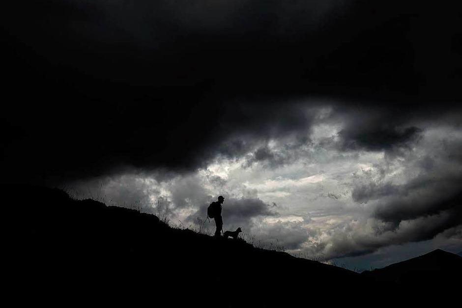 Der Schäfer Gaetan Meme verbringt den Sommer von Juni bis Oktober mit seiner Herde in den französischen Alpen nahe des Col du Glandon. (Foto: AFP) Der Schäfer Gaetan Meme verbringt den Sommer von Juni bis Oktober mit seiner Herde in den französischen Alpen nahe des Col du Glandon. (Foto: AFP)