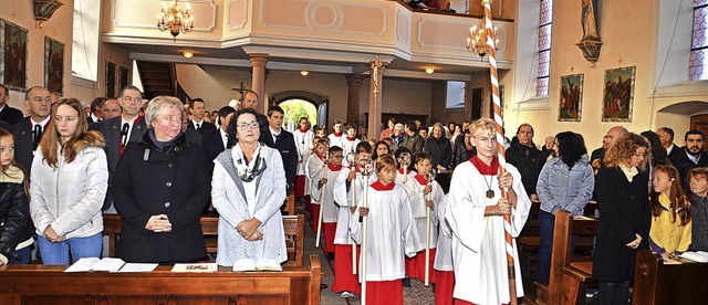 Pfarrer und Ministranten beim Einzug i...r Kirche zum Patroziniumsgottesdienst.  | Foto: Roland Vitt