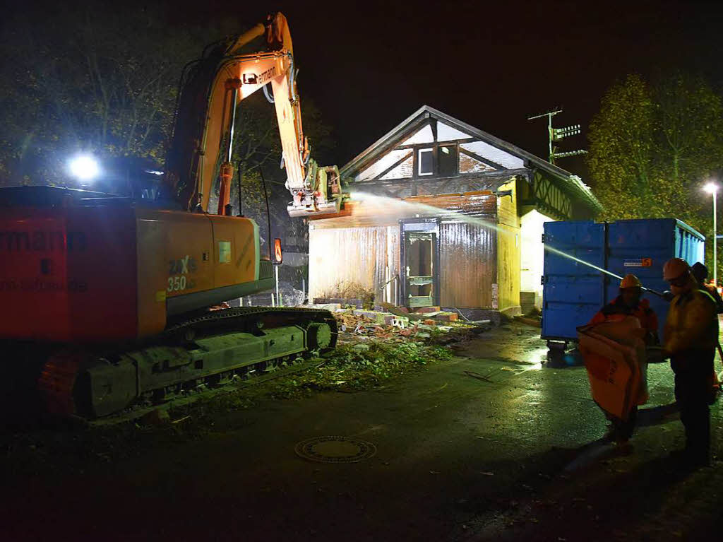 Nachdem der letzte Zug gefahren ist, macht sich der Bagger an seine Arbeit.