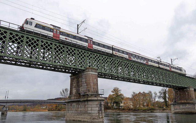 Die historische Eisenbahnbrcke zwisch...dem Schweizer und dem deutschen Zoll.   | Foto: Peter Rosa