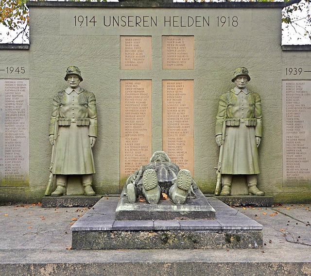 Am Volkstrauertag werden am Kriegerden...ch Knstler mit dem Denkmal befassen.   | Foto: Bernd Fackler