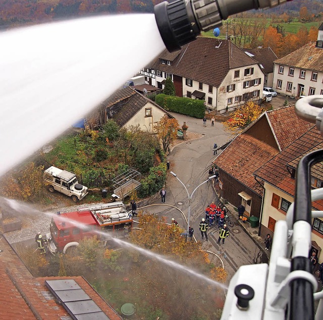 Lschen  mit vollen Rohren: Aus der Dr...berger Rebgarten wunderbar verfolgen.   | Foto: Gabriele Poppen