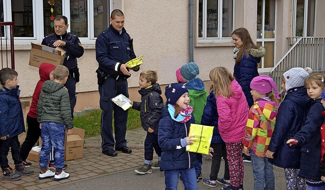 Gelbe Warnwesten fr den Schulweg vert...Schule und der Gndlinger Grundschule.  | Foto: Hans-Jochen Voigt