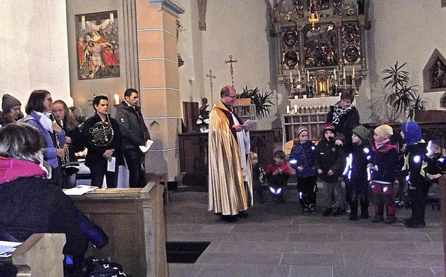 Pfarrer Fabian Schneider empfing die K... Ewattinger Kirche eingefunden hatten.  | Foto: Marianne Rittner