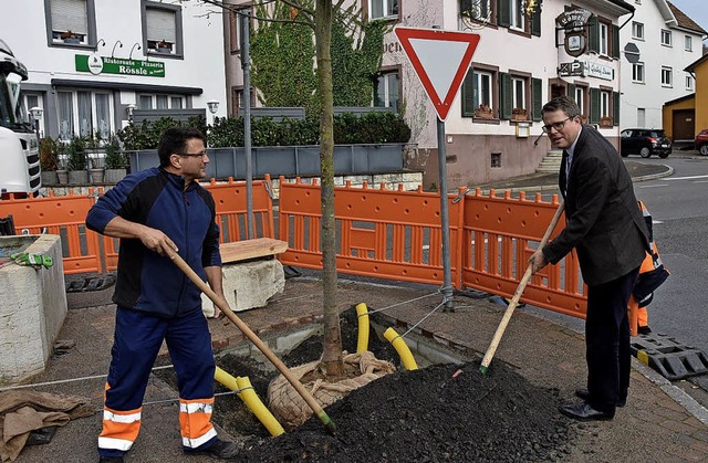 Erfolgreiche Pflanzaktion: Patrick Huhmann und  Tobias Benz   | Foto: Vollmar