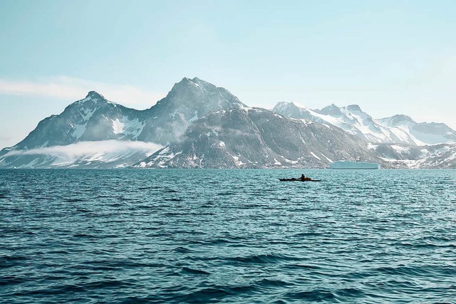 Vor grandioser Kulisse: Robert Jasper in seinem Kajak im Tasilaq Fjord  | Foto: Frank Kretschmann