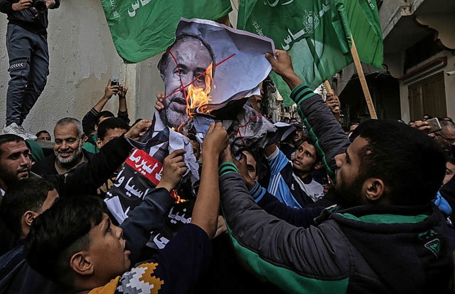 Palstinenser verbrennen im Gaza-Streifen ein Plakat von Avigdor Lieberman.   | Foto: Afp