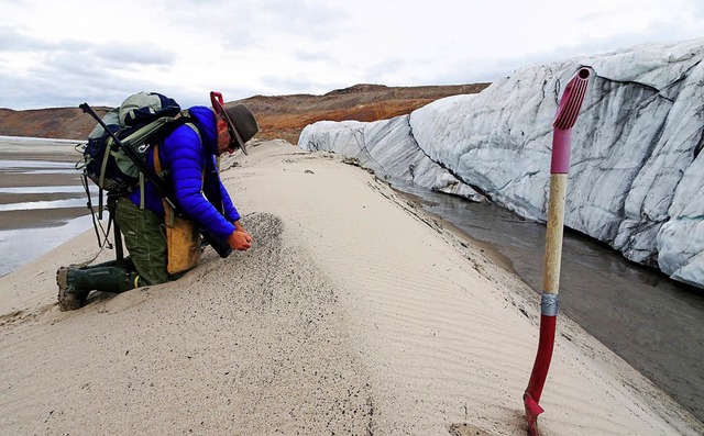 Ein Forscher sammelt Proben vor dem Hi...rater unter einem Eisschild entdeckt.   | Foto: dpa