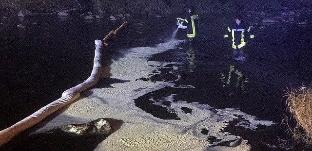 Kalt, nass, dunkel: Die Feuerwehr erri...ts Mauermatten lsperren auf der Elz.   | Foto: FFW