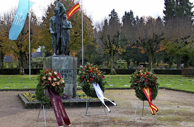 Am Ehrenmal auf dem Lrracher Hauptfriedhof   | Foto: Archivbild: Aaron Hohenfeld