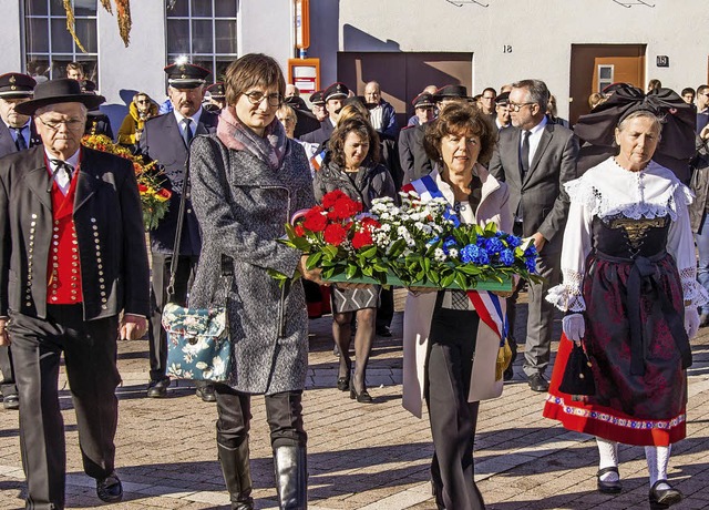 Bei der Gedenkfeier in Gerstheim legte...uller-Bronn am Mahnmal Blumen nieder.   | Foto: Gemeinde