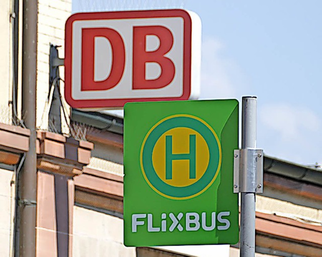 Das Flixbus-Schild am Bahnhof hat ausgedient.   | Foto: Bhm-Jacob