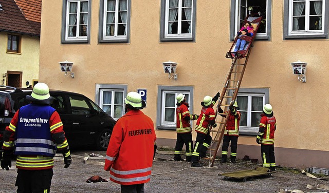 Menschenrettung mit dem Rettungsschlit...mierung,  die erste Person zu retten.   | Foto: Lucia van Kreuningen