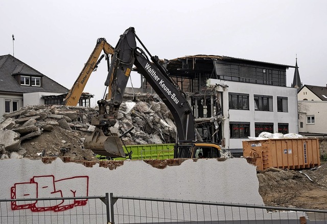 Das groe Quergebude der Sparkasse wird zurzeit abgebrochen.  | Foto: Mps